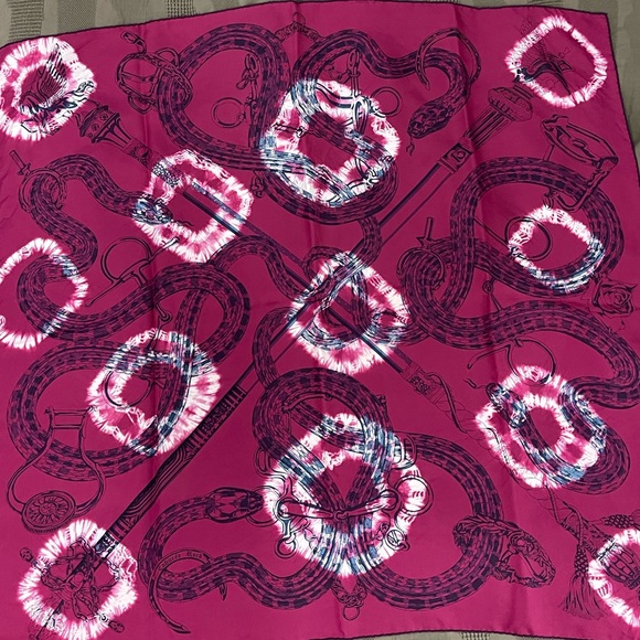 Hermès 100x100 silk scarf with tie dye detail. - Picture 1 of 5